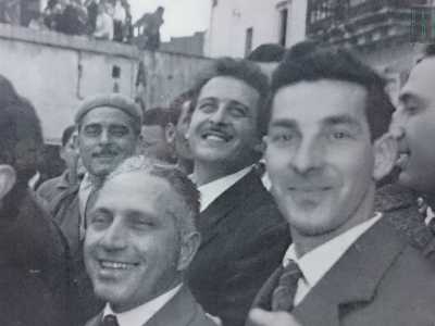 ...sorride con alcuni amici 
